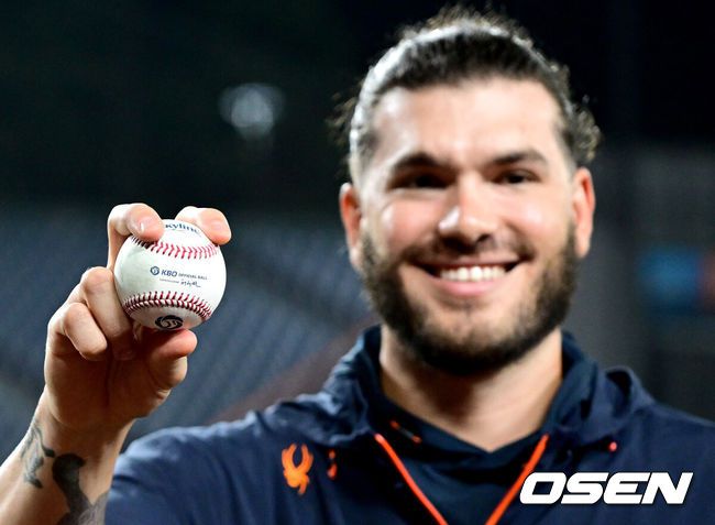 [OSEN=대전, 최규한 기자] 프로야구 한화 이글스 투수 코디 폰세가 KBO리그 역대 단일 시즌 최다 228탈삼진 신기록을 세웠다. 불펜 난조로 폰세의 승리는날아갔지만경기는 한화가 끝내기로 이겼다.한화는 3일 대전 한화생명볼파크에서 치러진 2025 신한 SOL Bank KBO리그 NC 다이노스와의 홈경기를 6-5 끝내기 승리로 장식했다.폰세가 6이닝 8탈삼진 3실점으로 막고 KBO리그 역대 단일 시즌 최다 228탈삼진 기록을 세운 가운데 연장 10회말 황영묵의 끝내기가 터졌다.이번 시즌 228탈삼진 기록을 세운 한화 코디 폰세가 기념구를 들고 포즈를 취하고 있다. 2025.09.03 / dreamer@osen.co.kr