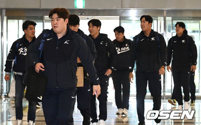 [OSEN=김포공항, 조은정 기자]류지현 감독이 이끄는 대한민국 야구 대표팀이 12일 김포국제공항을 통해 일본 도쿄로 출국했다.대표팀은 오는 15~16일 양일에 걸쳐 도쿄돔에서 일본 대표팀과 평가전 2경기를 치른다.이로운을 비롯한 대표팀이 출국장으로 향하고 있다. 2025.11.12 /cej@osen.co.kr