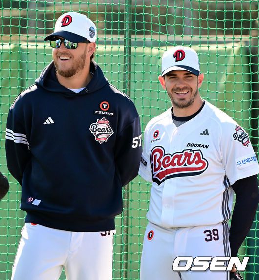 [OSEN=미야자키(일본), 지형준 기자] 25일 일본 미야자키 히나타 히무카 스타디움에서 두산 베어스 2차 스프링캠프 훈련이 진행됐다.두산은 이날 팀 훈련으로 전열을 정비한 뒤 26일 세이부 라이온스와 스프링캠프 4번째 연습경기를 갖는다.두산 콜 어빈, 잭 로그가 미소를 짓고 있다. 2025.02.25 /jpnews@osen.co.kr