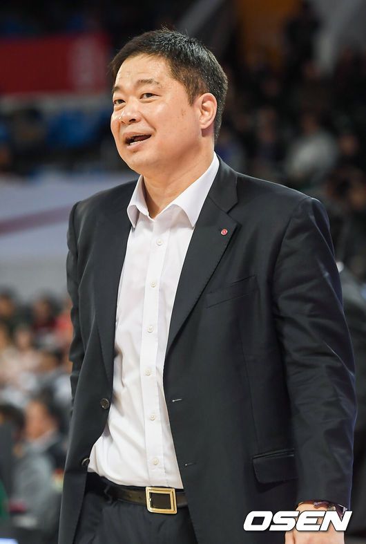 [OSEN=잠실학생체,박준형 기자] 19일 오후 서울 잠실학생체육관에서 2019-2020 프로농구 서울 SK와 창원 LG의 경기가 진행됐다.2쿼터 LG 현주엽 감독이 미소 짓고 있다. /  soul1014@osen.co.kr