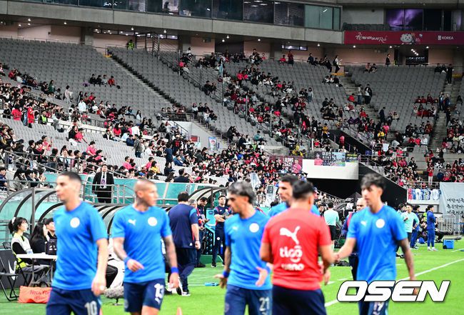 [OSEN=서울월드컵경기장, 지형준 기자]홍명보 감독이 이끄는 대한민국 대표팀과 파라과이의 A매치 평가전이 14일 오후 서울월드컵경기장에서 열렸다.'남미 강호' 파라과이는 지난 10일 일본 원정에서 2-2 무승부를 거두고 온 팀이다. 이번 경기는 홍명보호의 2026 북중미 월드컵 포트 배정을 두고도 중요한 일전이다.현재 한국은 오스트리아, 호주, 에콰도르와 치열한포트 2 막차 경쟁을 벌이고 있다.경기 개시 30분 정도 앞둔 시점에 관중석이 절반 가까이 비어 있다. 2025.10.14. /jpnews@osen.co.kr