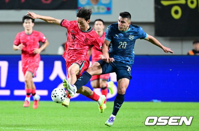 [OSEN=서울월드컵경기장, 조은정 기자]홍명보 감독이 이끄는 대한민국 대표팀과 파라과이의 A매치 평가전이 14일 오후 서울월드컵경기장에서 열렸다.'남미 강호' 파라과이는 지난 10일 일본 원정에서 2-2 무승부를 거두고 온 팀이다. 이번 경기는 홍명보호의 2026 북중미 월드컵 포트 배정을 두고도 중요한 일전이다.현재 한국은 오스트리아, 호주, 에콰도르와 치열한포트 2 막차 경쟁을 벌이고 있다.후반 대한민국 이재성에게 파라과이 오제다가 반칙을 범하고 있다. 이후 해당 반칙으로 옐로카드를 받았다. 2025.10.14 /cej@osen.co.kr