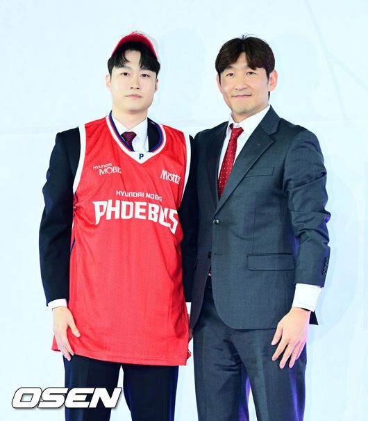 [OSEN=지형준 기자] 14일 오후 서울 잠실학생체육관에서 2025 KBL 신인선수 드래프트가 열렸다.지난 7일 열린 순위 추첨 행사에서 정관장은 7%의 확률을 뚫고전체 1순위 지명권을 손에 넣었다.이후 DB와 KCC가 차례로 2순위, 3순위 지명권을 획득했다. 그리고 소노가 로터리 픽 마지막을 차지했다. 삼성은 5순위, 이후로는 한국가스공사, 현대모비스, KT가 6~8순위 지명권을 얻었다.우승 팀 창원 LG와 준우승 팀 서울 SK는 자동으로 10위와 9위에 자동 배정됐다.고려대 박정환이 2라운드 4순위로 현대모비스에 지명되며 양동근 감독과 기념촬영을 하고 있다. 2025.11.14 /jpnews@osen.co.kr