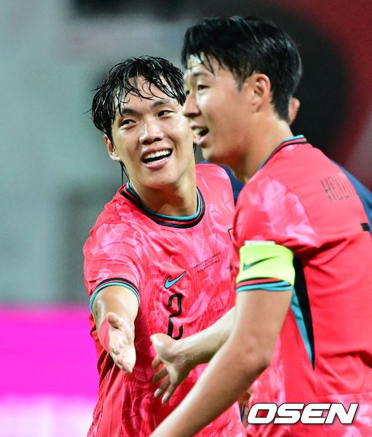 [OSEN=서울월드컵경기장, 조은정 기자]한국 축구가 안방에서 '남미 강호' 파라과이를 물리치며 사상 최초의 2026 국제축구연맹(FIFA) 북중미 월드컵 포트 2 확보에 청신호를 켰다.한국 축구대표팀은 14일 오후 8시서울월드컵경기장에서 열린 A매치친선 경기에서 파라과이를 2-0으로 제압했다. 지난 10일 일본 원정에서 2-2로 비기고 온 파라과이는 한국에 덜미를 잡히며 10월 아시아 투어를 1무 1패로 마감하게 됐다.전반 대한민국 이명재가 손흥민과 하이파이브를 하고 있다. 2025.10.14 /cej@osen.co.kr