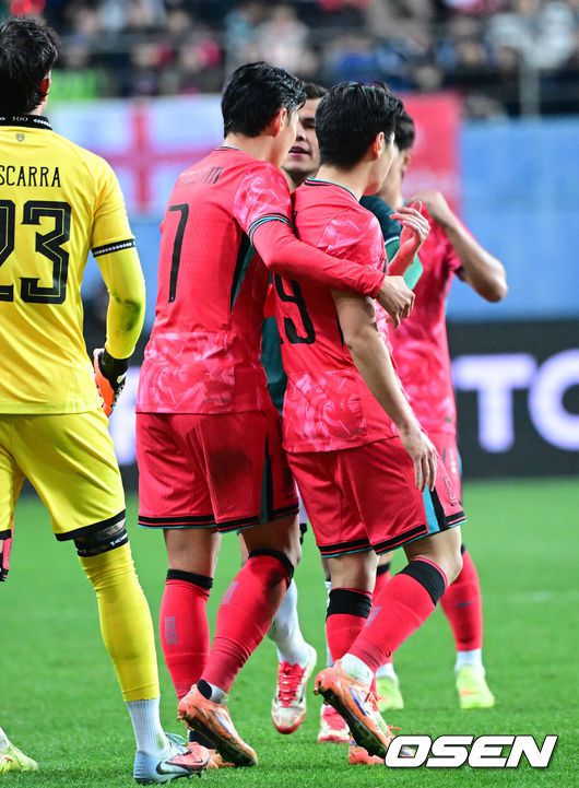 [OSEN=대전, 최규한 기자] 14일 오후 대전월드컵경기장에서 대한민국과 볼리비아의 축구 국가대표팀 평가전이 열렸다.홍명보호는 내년 6월 열리는 2026 국제축구협회(FIFA) 북중미월드컵을 앞두고 월드컵 남미 예선에서 7위를 거두며 플레이오프에 진출한볼리비아를 상대로 본선에서의 경쟁력을 시험할 기회를 갖는다.전반 한국 이강인이 상대에게 파울을 범해 옐로우카드를 받았다. 이강인을 진정시키는 손흥민. 2025.11.14 / dreamer@osen.co.kr
