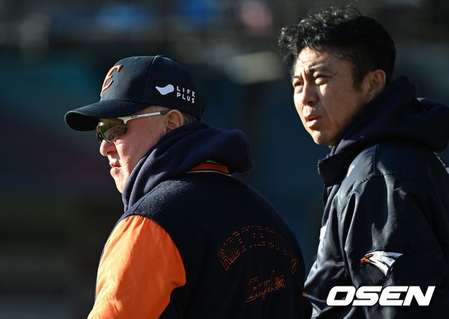 [OSEN=이대선 기자] 한화 김경문 감독과 손혁 단장이 이야기를 나누고 있다. 2025.10.27 /sunday@osen.co.kr