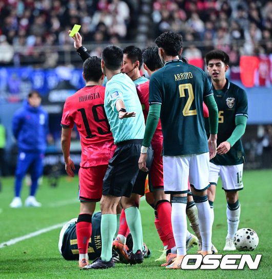 [OSEN=대전, 최규한 기자] 14일 오후 대전월드컵경기장에서 대한민국과 볼리비아의 축구 국가대표팀 평가전이 열렸다.홍명보호는 내년 6월 열리는 2026 국제축구협회(FIFA) 북중미월드컵을 앞두고 월드컵 남미 예선에서 7위를 거두며 플레이오프에 진출한볼리비아를 상대로 본선에서의 경쟁력을 시험할 기회를 갖는다.전반 한국 이강인이 상대에게 파울을 범해 옐로우카드를 받고 있다. 2025.11.14 / dreamer@osen.co.kr