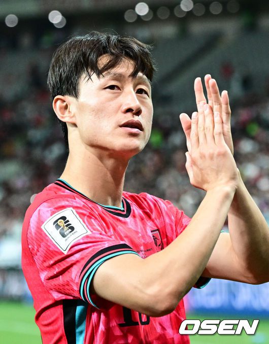 [OSEN=상암, 조은정 기자]대한민국 대표팀이 무려 15년 만에 패배 없이 최종예선을 마무리했다.홍명보 감독이 이끄는 대한민국축구 국가대표팀은 10일 서울월드컵경기장에서 열린2026 국제축구연맹(FIFA) 북중미 월드컵 아시아지역 최종예선 3차 예선 B조 10차전에서 쿠웨이트와 맞붙어 4-0으로 대승했다.대표팀 이재성이 관중을 향해 인사를 하고 있다. 2025.06.10 /cej@osen.co.kr