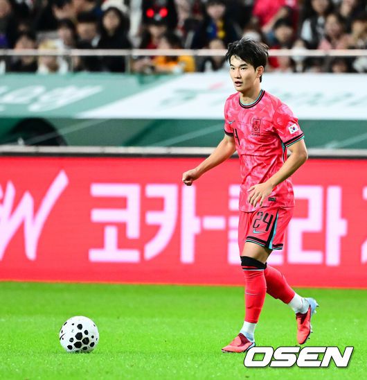 [OSEN=서울월드컵경기장, 지형준 기자] 한국 축구가 안방에서 '남미 강호' 파라과이를 물리치며 사상 최초의 2026 국제축구연맹(FIFA) 북중미 월드컵 포트 2 확보에 청신호를 켰다.한국 축구대표팀은 14일 오후 8시서울월드컵경기장에서 열린 A매치친선 경기에서 파라과이를 2-0으로 제압했다. 지난 10일 일본 원정에서 2-2로 비기고 온 파라과이는 한국에 덜미를 잡히며 10월 아시아 투어를 1무 1패로 마감하게 됐다.전반 한국 김진규가 패스할 곳을 찾고 있다. 2025.10.14. /jpnews@osen.co.kr