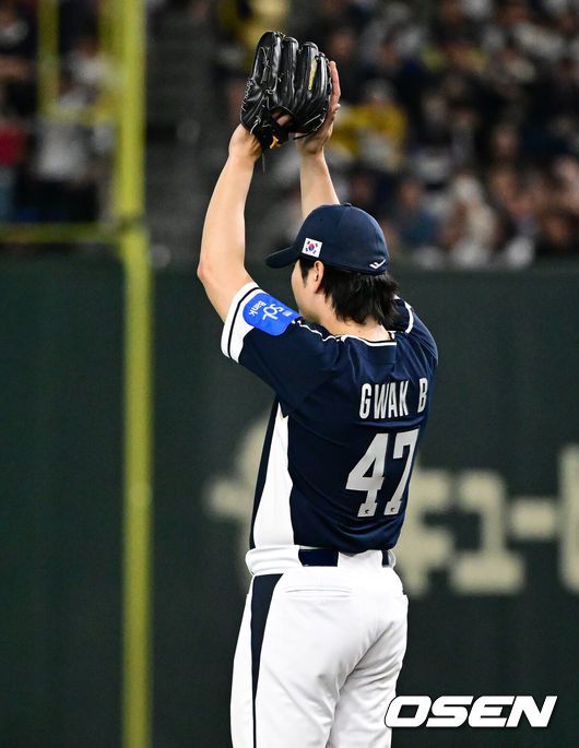 [OSEN=도쿄(일본), 조은정 기자]15일 일본 도쿄돔에서 ‘2025 NAVER K-BASEBALL SERIES’ 대한민국과 일본의 1차전 경기가 열렸다.한국은 곽빈, 일본은 소타니 류헤이를 선발투수로 내세웠다.4회말 무사 1루에서 대한민국 박해민이 일본 모리시타의 안타성 타구를 처리하자 곽빈이 박수를 치고 있다. 2025.11.15. /cej@osen.co.kr