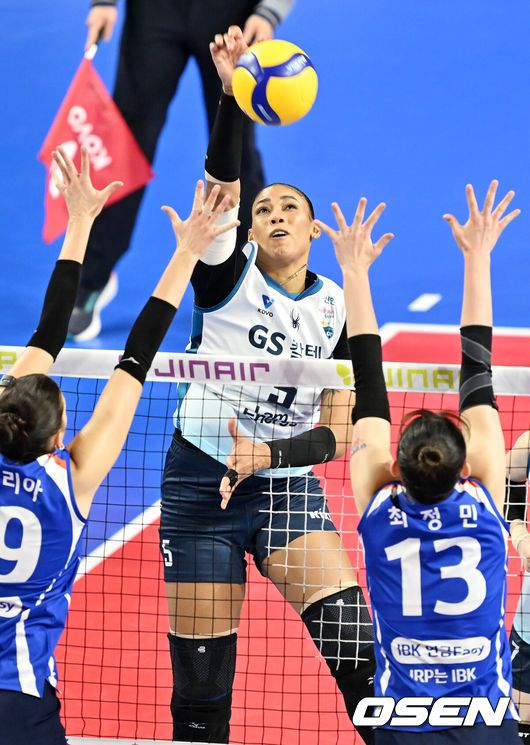 [OSEN=화성, 민경훈 기자] 14일 오후 경기 화성종합실내체육관에서 ‘진에어 2025~2026 프로배구 V리그’ 여자부 IBK기업은행 알토스와 GS칼텍스 서울KIXX의 경기가 열렸다.홈팀 IBK기업은행은 1승 5패 7위에, 어웨이팀 GS칼텍스는 3승 3패로 4위에 랭크되어 있다. 1세트 GS칼텍스 실바가 강타를 때리고 있다. 2025.11.14 / rumi@osen.co.kr