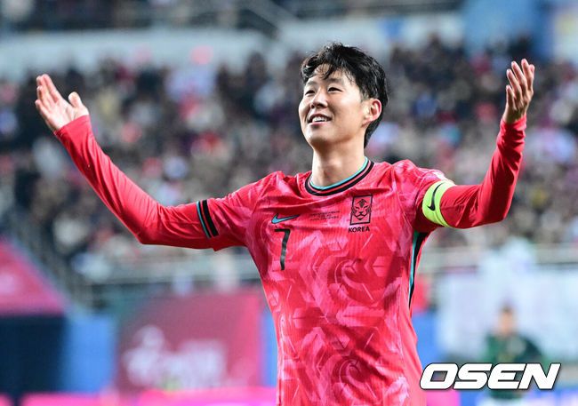 [OSEN=대전, 최규한 기자] 14일 오후 대전월드컵경기장에서 대한민국과 볼리비아의 축구 국가대표팀 평가전이 열렸다.홍명보호는 내년 6월 열리는 2026 국제축구협회(FIFA) 북중미월드컵을 앞두고 월드컵 남미 예선에서 7위를 거두며 플레이오프에 진출한볼리비아를 상대로 본선에서의 경쟁력을 시험할 기회를 갖는다.후반 한국 손흥민이 프리킥으로 선제골을 작렬시킨 뒤 기뻐하고 있다. 2025.11.14 / dreamer@osen.co.kr