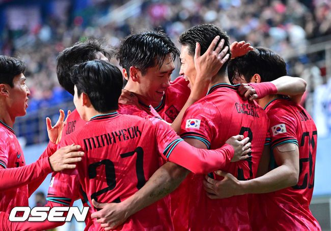 [OSEN=대전, 최규한 기자] 1년 8개월 만에 대표팀으로 돌아온 조규성이 골맛을 봤다. 손흥민도 프리킥 득점으로 한국을 승리로 이끌었다.홍명보 감독이 이끄는 한국축구대표팀(FIFA 랭킹 22위)은 14일대전월드컵경기장에서 볼리비아(76위)와 11월 A매치 1차전을 치러 2-0으로 승리했다.후반 막판 한국 조규성이 팀 두번째 골을 작렬시킨 뒤 동료들과 환호하고 있다. 2025.11.14 / dreamer@osen.co.kr