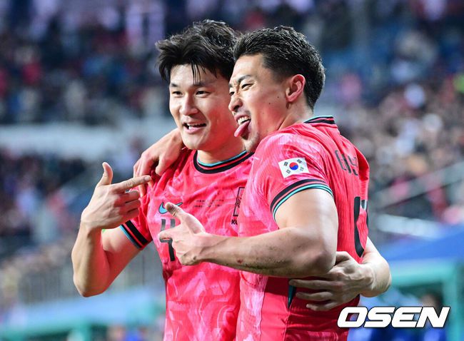 [OSEN=대전, 최규한 기자] 14일 오후 대전월드컵경기장에서 대한민국과 볼리비아의 축구 국가대표팀 평가전이 열렸다.홍명보호는 내년 6월 열리는 2026 국제축구협회(FIFA) 북중미월드컵을 앞두고 월드컵 남미 예선에서 7위를 거두며 플레이오프에 진출한볼리비아를 상대로 본선에서의 경쟁력을 시험할 기회를 갖는다.후반 한국 조규성이 팀 두번째 골을 작렬시킨 뒤 김민재와 환호하고 있다. 2025.11.14 / dreamer@osen.co.kr
