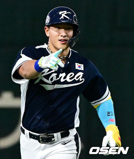 [OSEN=도쿄(일본), 조은정 기자]15일 일본 도쿄돔에서 ‘2025 NAVER K-BASEBALL SERIES’ 대한민국과 일본의 1차전 경기가 열렸다.한국은 곽빈, 일본은 소타니 류헤이를 선발투수로 내세웠다.4회초 무사 1루에서 대한민국 안현민이 선제 좌중월 투런포를 날리며 기뻐하고 있다. 2025.11.15. /cej@osen.co.kr