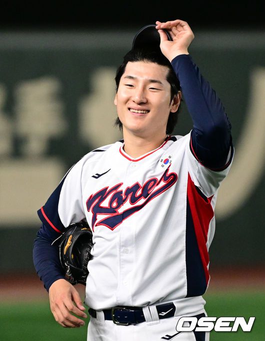 [OSEN=도쿄(일본), 조은정 기자]류지현 감독이 이끄는 대한민국 야구 대표팀이 14일 일본 도쿄돔에서 월드베이스볼클래식(WBC) 대비 한일 평가전을 앞두고 훈련을 가졌다. 한국 대표팀은 14일일 훈련을 하고 15일과 16일 일본과 두 차례 평가전을 치른다.한일전 선발을 앞둔 곽빈이 훈련중 미소짓고 있다. 2025.11.14 /cej@osen.co.kr