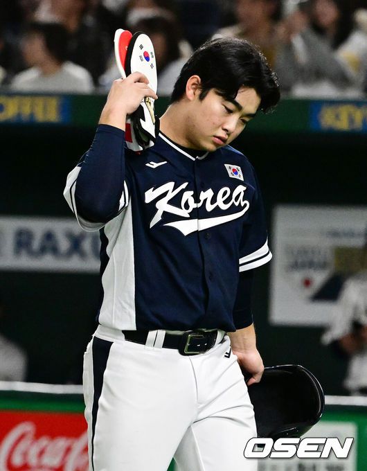 [OSEN=도쿄(일본), 조은정 기자]15일 일본 도쿄돔에서 ‘2025 NAVER K-BASEBALL SERIES’ 대한민국과 일본의 1차전 경기가 열렸다.한국은 곽빈, 일본은 소타니 류헤이를 선발투수로 내세웠다.5회초 무사에서 대한민국 문현빈이 내야 안타로 출루했으나 4심 합의 결과 투수 맞고 1루수 플라이 아웃으로 처리되며 아쉬워하고 있다. 2025.11.15. /cej@osen.co.kr