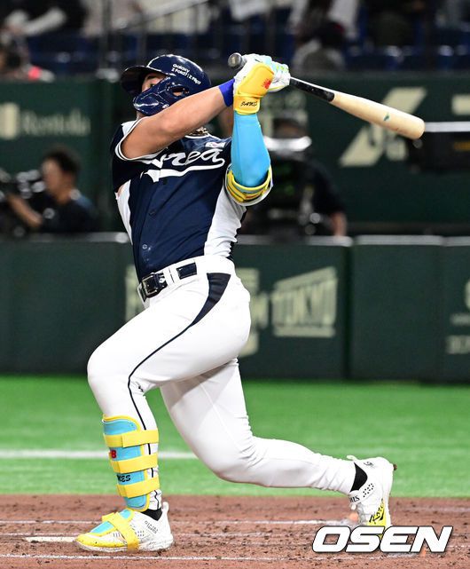 [OSEN=도쿄(일본), 조은정 기자]15일 일본 도쿄돔에서 ‘2025 NAVER K-BASEBALL SERIES’ 대한민국과 일본의 1차전 경기가 열렸다.한국은 곽빈, 일본은 소타니 류헤이를 선발투수로 내세웠다.4회초 무사 1루에서 대한민국 안현민이 선제 2타점 좌중월 투런포를 날리고 있다. 2025.11.15. /cej@osen.co.kr