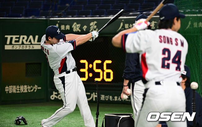 [OSEN=도쿄(일본), 조은정 기자]류지현 감독이 이끄는 대한민국 야구 대표팀이 14일 일본 도쿄돔에서 월드베이스볼클래식(WBC) 대비 한일 평가전을 앞두고 훈련을 가졌다. 한국 대표팀은 14일일 훈련을 하고 15일과 16일 일본과 두 차례 평가전을 치른다.노시환이 타격 훈련을 하고 있다. 2025.11.14 /cej@osen.co.kr