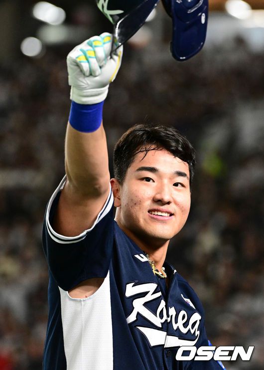 [OSEN=도쿄(일본), 조은정 기자]15일 일본 도쿄돔에서 ‘2025 NAVER K-BASEBALL SERIES’ 대한민국과 일본의 1차전 경기가 열렸다.한국은 곽빈, 일본은 소타니 류헤이를 선발투수로 내세웠다.4회초 무사 1루에서 대한민국 안현민이 선제 좌중월 투런포를 날리며 기뻐하고 있다. 2025.11.15. /cej@osen.co.kr