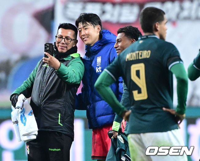 [OSEN=대전, 최규한 기자] 1년 8개월 만에 대표팀으로 돌아온 조규성이 골맛을 봤다. 손흥민도 프리킥 득점으로 한국을 승리로 이끌었다.홍명보 감독이 이끄는 한국축구대표팀(FIFA 랭킹 22위)은 14일대전월드컵경기장에서 볼리비아(76위)와 11월 A매치 1차전을 치러 2-0으로 승리했다.경기를 마치고 승리한 한국 손흥민이 볼리비아 관계자들과 사진을 찍고 있다. 2025.11.14 / dreamer@osen.co.kr