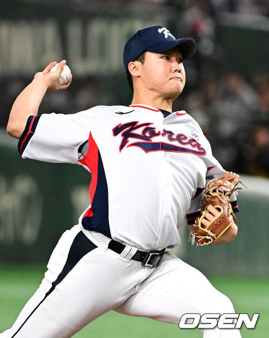 [OSEN=도쿄(일본), 조은정 기자] 16일 오후 일본 도쿄돔에서  ‘2025 NAVER K-BASEBALL SERIES’ 대한민국과 일본의 2차전 경기가 열렸다.한국은 정우주, 일본은 카네마루 유메토를 선발투수로 내세웠다.1회초 무사에서 대한민국 선발투수 정우주가 역투하고 있다. 2025.11.16 /cej@osen.co.kr