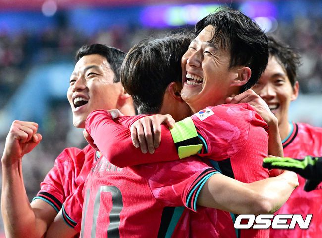 [OSEN=대전, 최규한 기자] 14일 오후 대전월드컵경기장에서 대한민국과 볼리비아의 축구 국가대표팀 평가전이 열렸다.홍명보호는 내년 6월 열리는 2026 국제축구협회(FIFA) 북중미월드컵을 앞두고 월드컵 남미 예선에서 7위를 거두며 플레이오프에 진출한볼리비아를 상대로 본선에서의 경쟁력을 시험할 기회를 갖는다.후반 한국 손흥민이 프리킥으로 선제골을 작렬시킨 뒤 동료들과 기뻐하고 있다. 2025.11.14 / dreamer@osen.co.kr