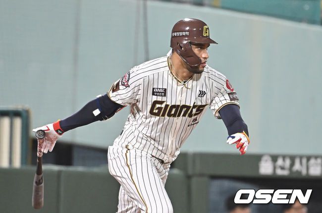 [OSEN=울산, 이석우 기자] 25일 울산 문수야구장에서 2025 신한 SOL 뱅크 KBO 리그 롯데 자이언츠와 LG 트윈스의 경기가 열렸다. 홈팀 롯데는 감보아가, 방문팀 LG는 손주영이 선발로 나섰다.롯데 자이언츠 레이예스가 9회말 2사 3루 중견수 앞 1타점 안타를 치고 있다. 2025.09.25 / foto0307@osen.co.kr