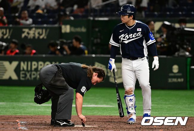 [OSEN=조은정 기자] 젠 파월 주심-문현빈. 2025.11.15 /cej@osen.co.kr