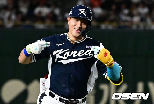 [OSEN=도쿄(일본), 조은정 기자]15일 일본 도쿄돔에서 ‘2025 NAVER K-BASEBALL SERIES’ 대한민국과 일본의 1차전 경기가 열렸다.한국은 곽빈, 일본은 소타니 류헤이를 선발투수로 내세웠다.4회초 무사 1루에서 대한민국 안현민이 선제 2타점 좌중월 투런포를 날리며 그라운드를 돌고 있다. 2025.11.15. /cej@osen.co.kr