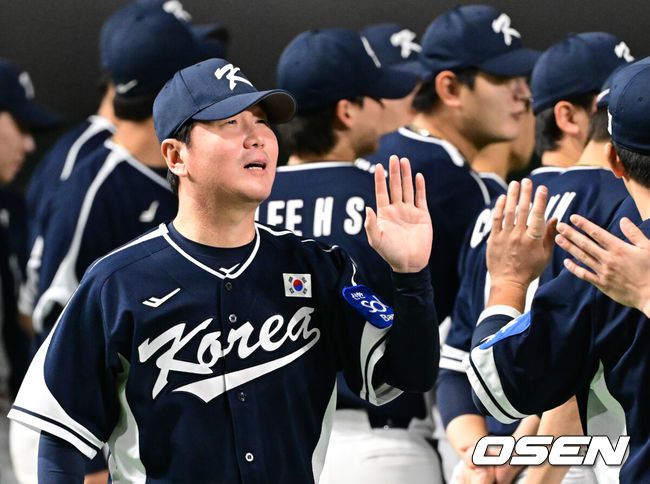 [OSEN=도쿄(일본), 조은정 기자] 한국 야구 대표팀이 한일전 첫 번째 경기에서 뼈아픈 역전패를 허용했다. 2023년 WBC(월드베이스볼클래식)에 이어서 또 한 번 마운드의 차이를 여실히 느꼈다.한국은 15일 일본 도쿄도 도쿄돔에서 열린 ‘2025 NAVER K-BASEBALL SERIES’ 일본과의 1차전에서 4-11역전패를 당했다. 이날 패배로 한국은 성인 대표팀 경기에서 2015년 프리미어12 준결승 4-3 승리 이후일본에 10연패(아시안게임 제외)를 당하고 말았다.경기 전 류지현 감독이 선수단과 하이파이브를 하고 있다. 2025.11.15. /cej@osen.co.kr