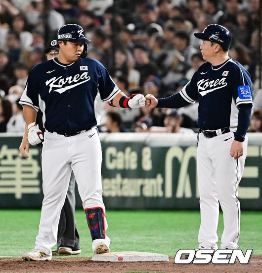 [OSEN=도쿄(일본), 조은정 기자]15일 일본 도쿄돔에서 ‘2025 NAVER K-BASEBALL SERIES’ 대한민국과 일본의 1차전 경기가 열렸다.한국은 곽빈, 일본은 소타니 류헤이를 선발투수로 내세웠다.8회초 2사 3루에서 대한민국 한동희가 1루땅볼를 날리고 일본 사사키의 실책으로 출루하며 이동욱 감독과 주먹을 맞대고 있다. 2025.11.15. /cej@osen.co.kr