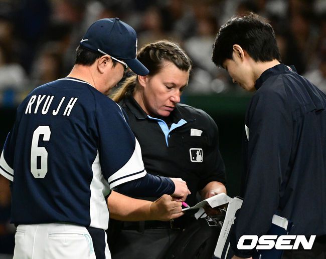 [OSEN=도쿄(일본), 조은정 기자]15일 일본 도쿄돔에서 ‘2025 NAVER K-BASEBALL SERIES’ 대한민국과 일본의 1차전 경기가 열렸다.한국은 곽빈, 일본은 소타니 류헤이를 선발투수로 내세웠다.8회초 대한민국 류지현 감독이 젠 파월 주심에게 교체를 알리고 있다. 2025.11.15. /cej@osen.co.kr