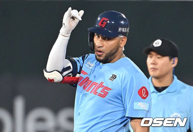 [OSEN=부산, 이석우 기자] 15일 부산 사직야구장에서 2025 신한 SOL 뱅크 KBO 리그 롯데 자이언츠와 삼성 라이온즈의 경기가 열렸다. 홈팀 롯데는 이민석이, 방문팀 삼성은 가라비토가 선발 출전했다.롯데 자이언츠 레이예스가 7회말 2사 1루 우익수 왼쪽 1타점 2루타를 치고 세리머니를 하고 있다. 2025.08.15 / foto0307@osen.co.kr