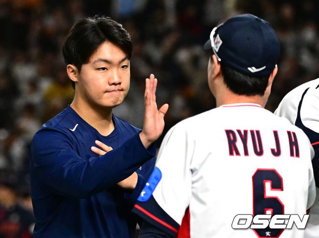 [OSEN=도쿄(일본), 조은정 기자] 대한민국 야구 대표팀이 극적인 무승부를 거두며 한일전 연패를 10연패에서 막았다.한국은 16일 일본 도쿄도 도쿄돔에서 열린 ‘2025 NAVER K-BASEBALL SERIES’ 일본과의 2차전에서 7-7 무승부를 거뒀다. 2연전 시리즈 1무 1패를 기록한한국은 2015년 프리미어12 준결승전 4-3 승리 이후 성인 대표팀 기준(아시안게임 제외) 한일전에서 10연패를 기록했지만 처음으로 무승부를 만드는데 성공했다.경기 종료 후 대한민국 정우주가 류지현 감독과 하이파이브를 하고 있다. 2025.11.16 /cej@osen.co.kr