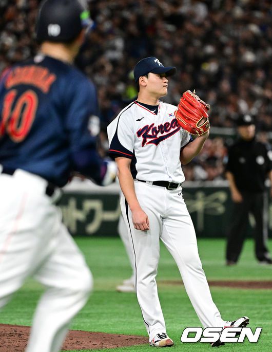[OSEN=도쿄(일본), 조은정 기자] 16일 오후 일본 도쿄돔에서  ‘2025 NAVER K-BASEBALL SERIES’ 대한민국과 일본의 2차전 경기가 열렸다.한국은 정우주, 일본은 카네마루 유메토를 선발투수로 내세웠다.4회초 1사 만루에서 대한민국 조병현이 일본 이소바타 료타에게 밀어내기 볼넷을 허용하고 있다. 2025.11.16 /cej@osen.co.kr