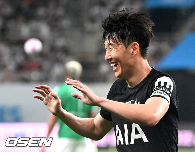 [OSEN=서울월드컵경기장, 이대선 기자] 3일 오후 서울월드컵경기장에서 쿠팡플레이 시리즈 20252경기, 토트넘 홋스퍼 FC와 뉴캐슬 유나이티드 FC의 프리시즌 친선경기가 열렸다.토트넘 손흥민의 고별전이자 양민혁과 뉴캐슬 박승수의 맞대결로 주목받는 이번 경기는 단순한 프리시즌 친선경기가 아닌, 전설의 마지막, 신예의 등장 교차점이라는 특별한 의미가 더해진다.전반 토트넘 홋스퍼 손흥민이 브레넌 존슨 선제골에 웃고 있다. 2025.08.03 /sunday@osen.co.kr