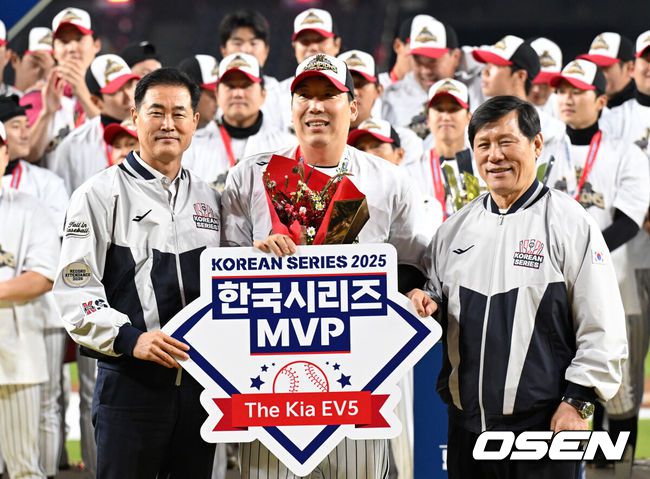[OSEN=대전, 이대선 기자] 프로야구 LG 트윈스는 31일 대전 한화생명볼파크에서 열린 2025 신한 SOL뱅크 KBO 한국시리즈(7전 4선승제) 한화 이글스와의 5차전에서 4-1로 승리했다.정규시즌 1위 LG는 시리즈 전적 4승 1패로 통합우승 금자탑을 쌓았다. LG의 통합우승은 1990년, 1994년, 2023년에 이은 통산 4번째로, 염경엽 감독은 2023년 부임 후 3년 사이 팀을 두 차례나 정상에올려놓는 위대한 업적을 달성했다. 한국시리즈MVP를 수상한 LG 김현수가 기념촬영을 하고 있다. 2025.10.31 /sunday@osen.co.kr