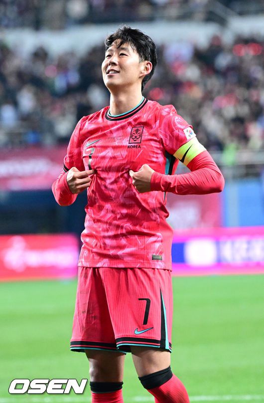 [OSEN=대전, 최규한 기자] 1년 8개월 만에 대표팀으로 돌아온 조규성이 골맛을 봤다. 손흥민도 프리킥 득점으로 한국을 승리로 이끌었다.홍명보 감독이 이끄는 한국축구대표팀(FIFA 랭킹 22위)은 14일대전월드컵경기장에서 볼리비아(76위)와 11월 A매치 1차전을 치러 2-0으로 승리했다.후반 한국 손흥민이 프리킥 선제골을 작렬시킨 뒤 세리머니를 펼치고 있다. 2025.11.14 / dreamer@osen.co.kr