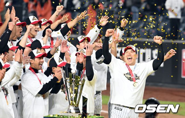 [OSEN=대전, 손용호 기자] 프로야구 LG 트윈스는 31일 대전 한화생명볼파크에서 열린 2025 신한 SOL뱅크 KBO 한국시리즈(7전 4선승제) 한화 이글스와의 5차전에서 4-1로 승리했다. 정규시즌 1위 LG는 시리즈 전적 4승 1패로 통합우승 금자탑을 쌓았다. LG의 통합우승은 1990년, 1994년, 2023년에 이은 통산 4번째로, 염경엽 감독은 2023년 부임 후 3년 사이 팀을 두 차례나 정상에올려놓는 위대한 업적을 달성했다. LG 김현수가 한국시리즈 MVP로 선정돼 기뻐하고 있다. 2025.10.31 /spjj@osen.co.kr