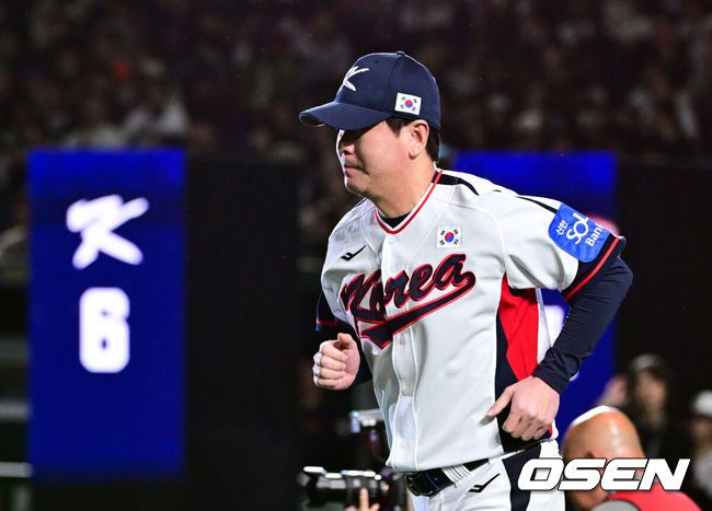 [OSEN=도쿄(일본), 조은정 기자] 16일 오후 일본 도쿄돔에서  ‘2025 NAVER K-BASEBALL SERIES’ 대한민국과 일본의 2차전 경기가 열렸다.한국은 정우주, 일본은 카네마루 유메토를 선발투수로 내세웠다.한국 류지현 감독이 입장하고 있다.  2025.11.16 /cej@osen.co.kr