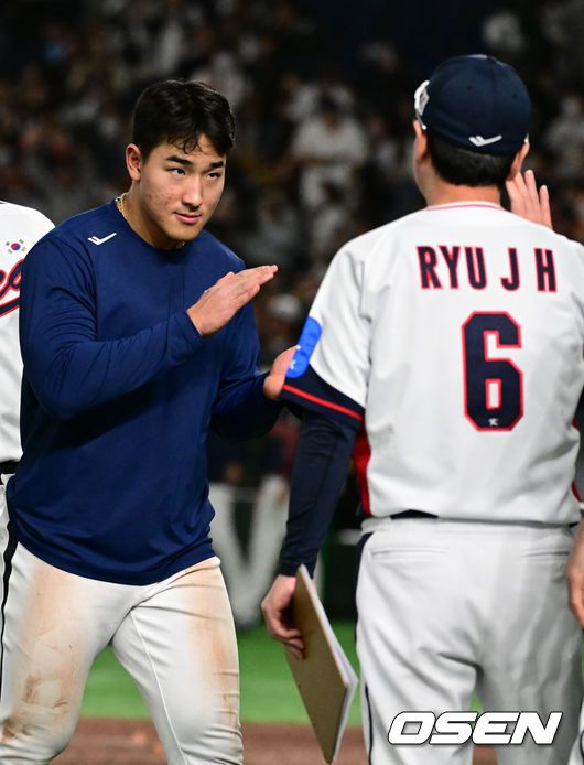 [OSEN=도쿄(일본), 조은정 기자] 한국 야구 대표팀이 극적인 무승부를 거두며 한일전 연패를 10연패에서 막았다.한국은 16일 일본 도쿄도 도쿄돔에서 열린 ‘2025 NAVER K-BASEBALL SERIES’ 일본과의 2차전에서 7-7 무승부를 거뒀다. 2연전 시리즈 1무 1패를 기록한한국은 2015년 프리미어12 준결승전 4-3 승리 이후 성인 대표팀 기준(아시안게임 제외) 한일전에서 10연패를 기록했지만 처음으로 무승부를 만드는데 성공했다.안현민이 경기 종료 후 류지현 감독과 하이파이브를 하고 있다. 2025.11.16 /cej@osen.co.kr