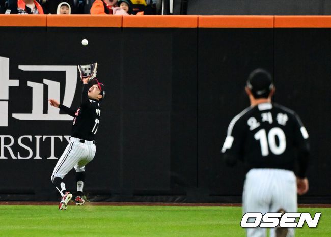 [OSEN=대전, 지형준 기자] 31일 대전 한화생명볼파크에서 2025 신한 SOL Bank KBO리그 포스트시즌 한국시리즈 5차전 한화 이글스와 LG 트윈스의 경기가 열렸다.이날 경기에 한화는 문동주를, LG는 톨허스트를 선발투수로 내세웠다. 4회말 2사에서 LG 박해민이 한화 최재훈의 중견수 플라이를 처리하고 있다. 2025.10.31 /jpnews@osen.co.kr