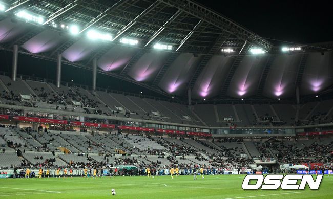 [OSEN=서울월드컵경기장, 이대선 기자] 홍명보 감독이 이끄는 대한민국 축구대표팀이 18일 오후 서울월드컵경기장에서 아프리카 강호 가나와 평가전을 가졌다.홍명보호의 2025년의 끝을 장식할 경기다. 내달 2026 국제축구연맹(FIFA) 북중미 월드컵 조 추첨을 앞두고 열리는 마지막 평가전이기도 하다. 현재 한국은 가나전 결과와 상관없이 사실상 월드컵 포트 2가 확정된 상태다. 아프리카 예선을 뚫고 북중미행에 성공한가나는 FIFA 랭킹 73위다.22위 한국보다는 51계단낮다. 하지만 통산 전적에서 4승 3패로 한국보다 우위다.경기 시작 20분전 비어 있는 서울월드컵경기장 관중석. 2025.11.18 /sunday@osen.co.kr