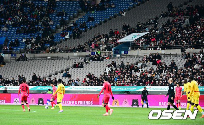 [OSEN=서울월드컵경기장, 지형준 기자] 홍명보 감독이 이끄는 대한민국 축구대표팀이 18일 오후 서울월드컵경기장에서 아프리카 강호 가나와 평가전을 가졌다.홍명보호의 2025년의 끝을 장식할 경기다. 내달 2026 국제축구연맹(FIFA) 북중미 월드컵 조 추첨을 앞두고 열리는 마지막 평가전이기도 하다. 현재 한국은 가나전 결과와 상관없이 사실상 월드컵 포트 2가 확정된 상태다. 아프리카 예선을 뚫고 북중미행에 성공한가나는 FIFA 랭킹 73위다.22위 한국보다는 51계단낮다. 하지만 통산 전적에서 4승 3패로 한국보다 우위다.전반 관중석 곳곳에 빈자리가 눈에 띤다. 2025.11.18 /jpnews@osen.co.kr