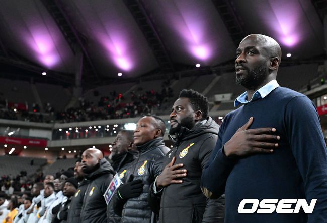 [OSEN=서울월드컵경기장, 지형준 기자] 홍명보 감독이 이끄는 대한민국 축구대표팀이 18일 오후 서울월드컵경기장에서 아프리카 강호 가나와 평가전을 가졌다.홍명보호의 2025년의 끝을 장식할 경기다. 내달 2026 국제축구연맹(FIFA) 북중미 월드컵 조 추첨을 앞두고 열리는 마지막 평가전이기도 하다. 현재 한국은 가나전 결과와 상관없이 사실상 월드컵 포트 2가 확정된 상태다. 아프리카 예선을 뚫고 북중미행에 성공한가나는 FIFA 랭킹 73위다.22위 한국보다는 51계단낮다. 하지만 통산 전적에서 4승 3패로 한국보다 우위다.경기에 앞서 가나 오토 아도 감독이 국민 의례를 하고 있다. 2025.11.18 /jpnews@osen.co.kr