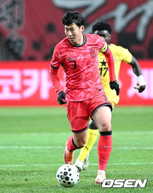[OSEN=서울월드컵경기장, 이대선 기자] 홍명보 감독이 이끄는 대한민국 축구대표팀이 18일 오후 서울월드컵경기장에서 아프리카 강호 가나와 평가전을 가졌다.홍명보호의 2025년의 끝을 장식할 경기다. 내달 2026 국제축구연맹(FIFA) 북중미 월드컵 조 추첨을 앞두고 열리는 마지막 평가전이기도 하다. 현재 한국은 가나전 결과와 상관없이 사실상 월드컵 포트 2가 확정된 상태다. 아프리카 예선을 뚫고 북중미행에 성공한가나는 FIFA 랭킹 73위다.22위 한국보다는 51계단낮다. 하지만 통산 전적에서 4승 3패로 한국보다 우위다.전반 대한민국 손흥민이 드리블 돌파를 하고 있다. 2025.11.18 /sunday@osen.co.kr