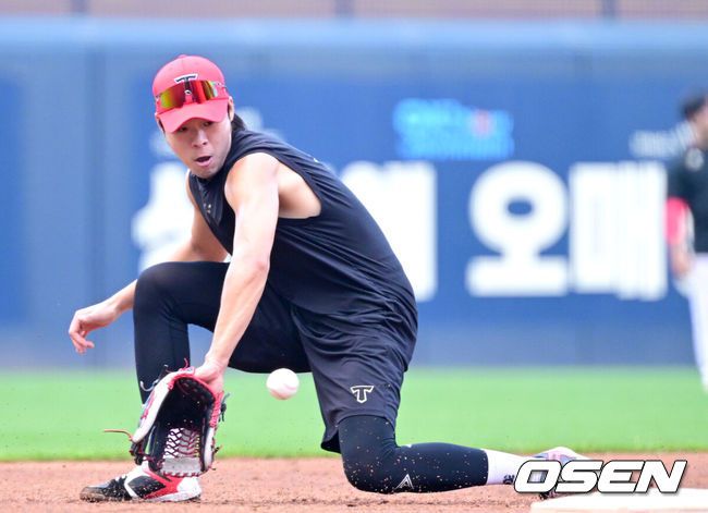 [OSEN=광주, 최규한 기자] 24일 광주-기아 챔피언스필드에서 ‘2025 신한 SOL Bank KBO리그’ KIA 타이거즈와 LG 트윈스의 경기가 열린다.홈팀 KIA는 양현종, 방문팀 LG는 손주영을 선발로 내세운다.경기를 앞두고 KIA 김규성이 수비 훈련을 펼치고 있다. 2025.07.24 / dreamer@osen.co.kr