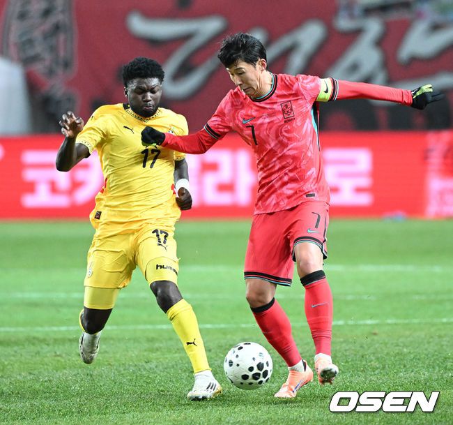 [OSEN=서울월드컵경기장, 이대선 기자] 홍명보 감독이 이끄는 대한민국 축구대표팀이 18일 오후 서울월드컵경기장에서 아프리카 강호 가나와 평가전을 가졌다.홍명보호의 2025년의 끝을 장식할 경기다. 내달 2026 국제축구연맹(FIFA) 북중미 월드컵 조 추첨을 앞두고 열리는 마지막 평가전이기도 하다. 현재 한국은 가나전 결과와 상관없이 사실상 월드컵 포트 2가 확정된 상태다. 아프리카 예선을 뚫고 북중미행에 성공한가나는 FIFA 랭킹 73위다.22위 한국보다는 51계단낮다. 하지만 통산 전적에서 4승 3패로 한국보다 우위다.전반 대한민국 손흥민이 드리블 돌파를 하고 있다. 2025.11.18 /sunday@osen.co.kr