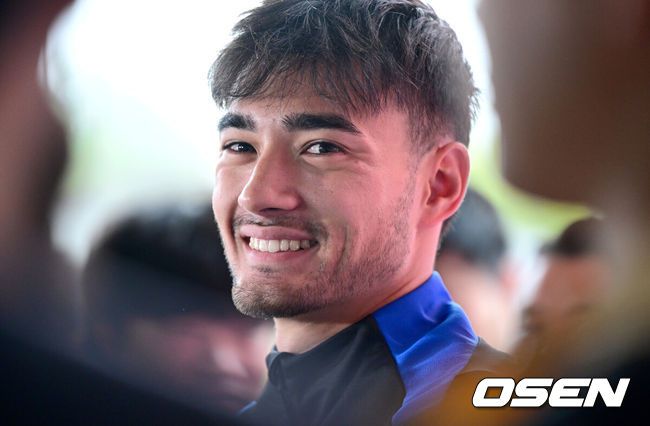 [OSEN=고양, 최규한 기자] 홍명보 감독이 이끄는 대한민국 축구 국가대표팀이 7일 오후 경기도 고양종합운동장 보조경기장에서 오는 10일 브라질과의 평가전을 앞두고 오픈트레이닝을 진행했다.한국 축구대표팀과 브라질은 오는 10일 서울월드컵경기장에서 친선경기를 갖는다.A대표팀 옌스 카스트로프가 취재진과 인터뷰하며 미소짓고 있다. 2025.10.07 / dreamer@osen.co.kr